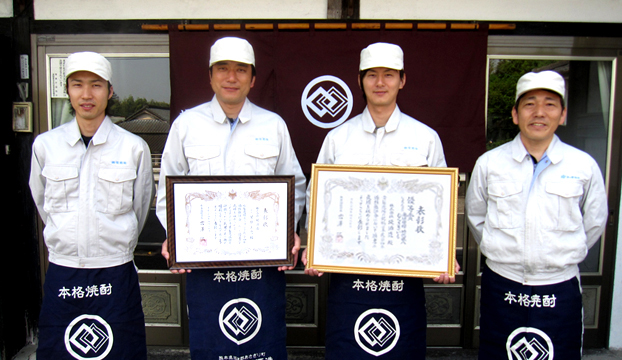 球磨地方の大自然の中で堤酒造の商品群は、ゆったりとした静かな時間の中で熟成しうま味を深めています。